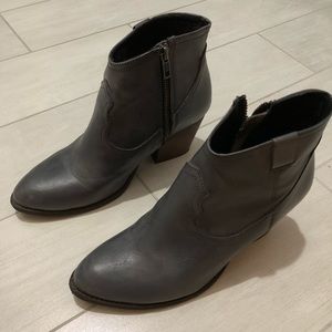 Steve Madden Cowboy grey boots / booties